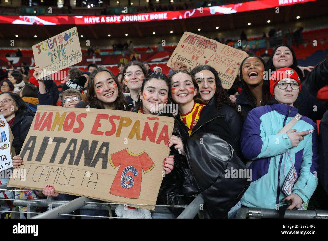 Londra, Regno Unito. 26 febbraio 2025. Londra Inghilterra, 26 febbraio 2025: I tifosi spagnoli posano per una foto durante la partita di UEFA Women's Nations League tra Inghilterra e Spagna allo stadio Wembley di Londra (Alexander Canillas/SPP) credito: SPP Sport Press Photo. /Alamy Live News Foto Stock