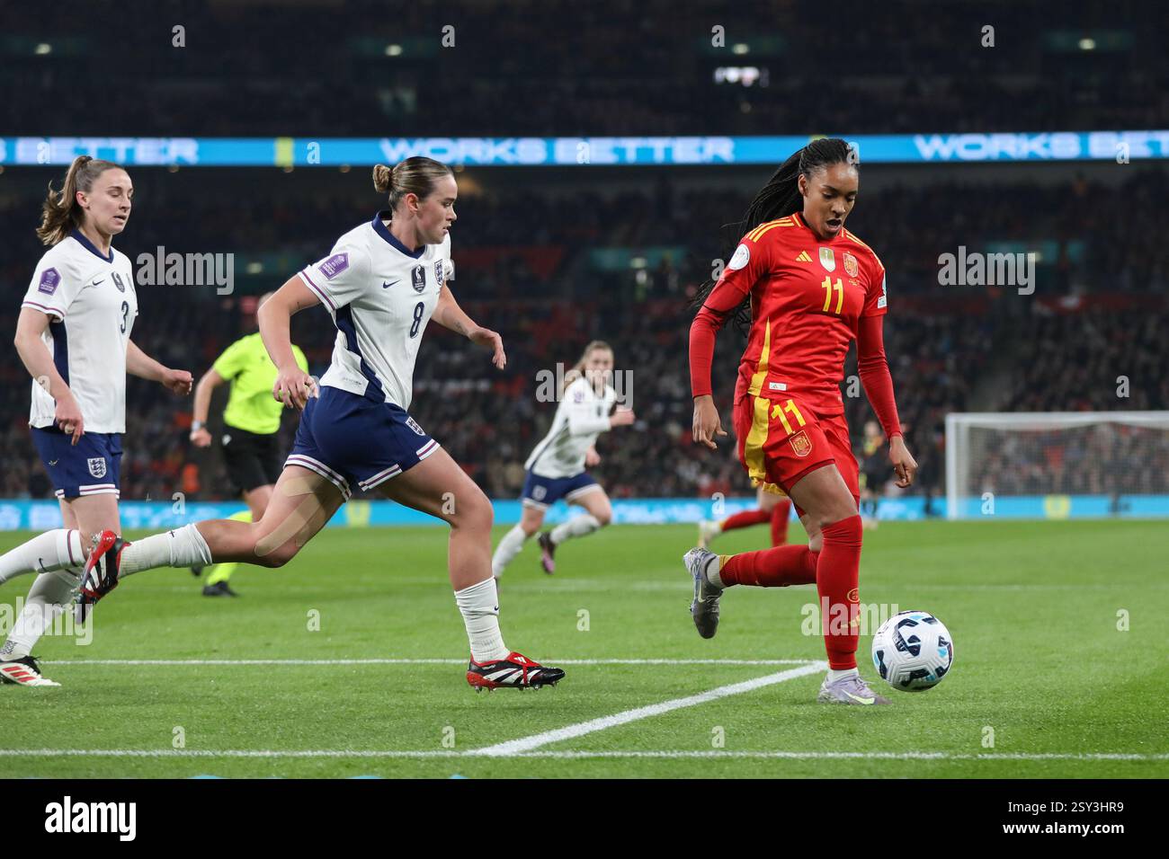 Londra, Regno Unito. 26 febbraio 2025. Londra Inghilterra, 26 febbraio 2025: La Spagna Salma Paralluelo riceve pressioni da Grace Clinton durante la partita UEFA Women's Nations League tra Inghilterra e Spagna allo stadio Wembley di Londra (Alexander Canillas/SPP) credito: SPP Sport Press Photo. /Alamy Live News Foto Stock