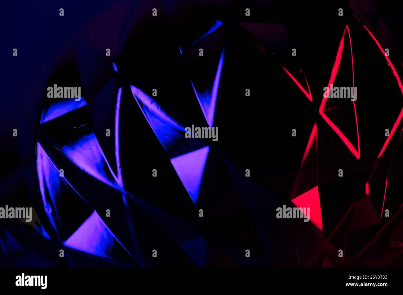 Forme geodetiche brillanti con riflessi di rosso e blu Foto Stock