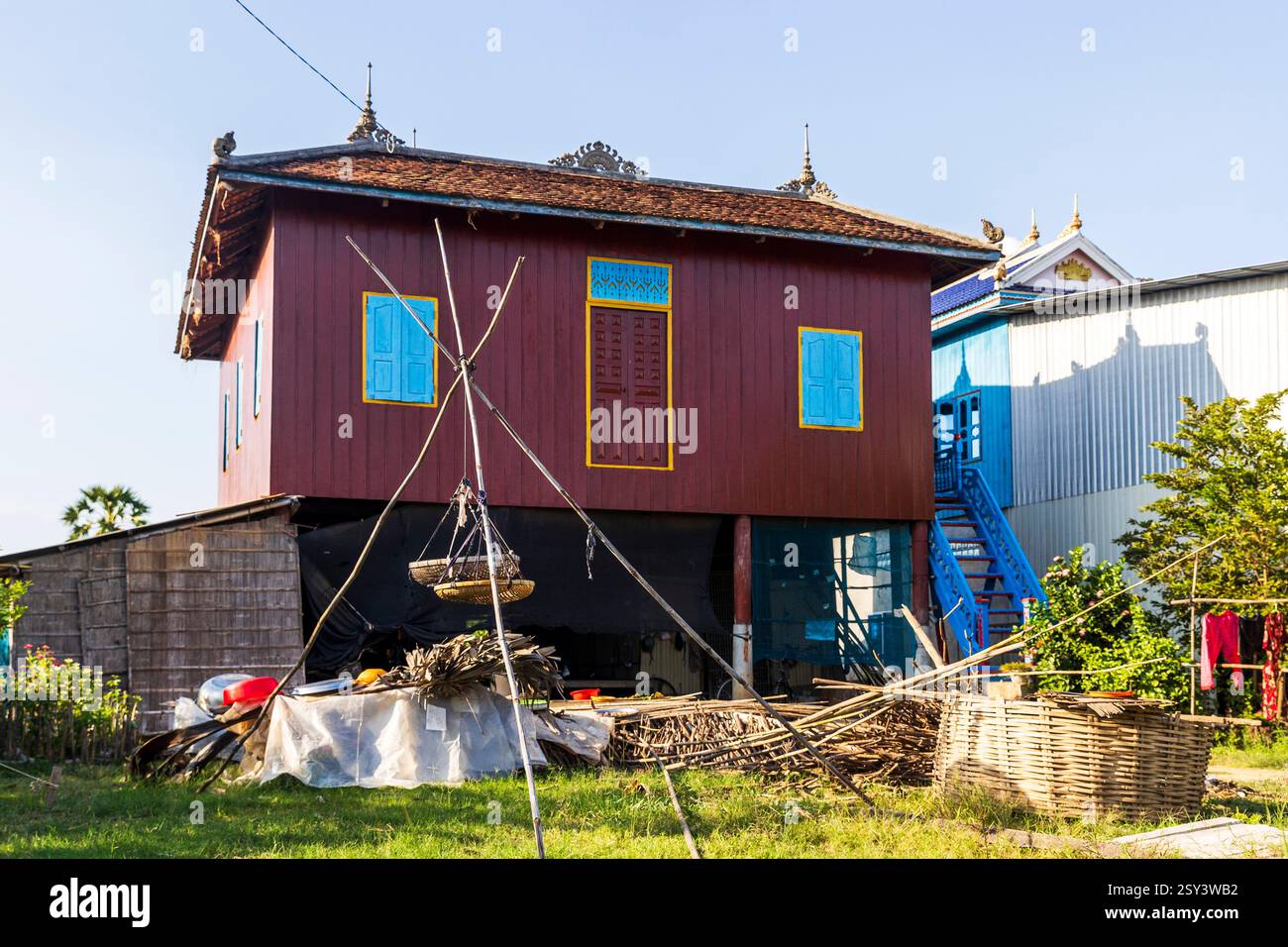 Una casa tradizionale nel villaggio di Opopel, Cambogia, sabato 16 novembre 2024. Foto: David Rowland / One-Image.com Foto Stock