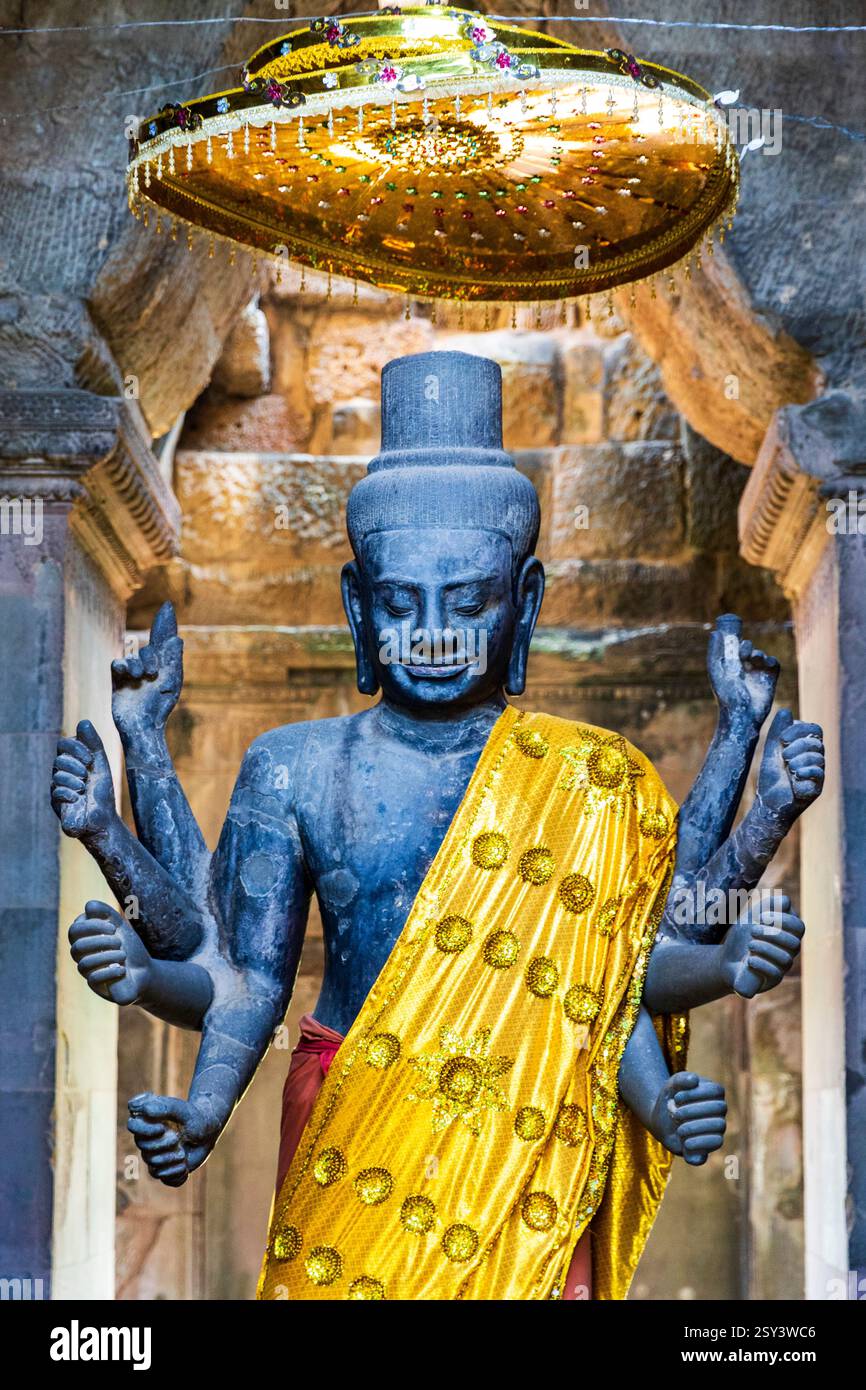 Una statua buddy ad Angkor Wat, il tempio più grande del mondo, Siem Reap, Cambogia, lunedì 18 novembre, 2024. foto: David Rowland / One-Image.com Foto Stock