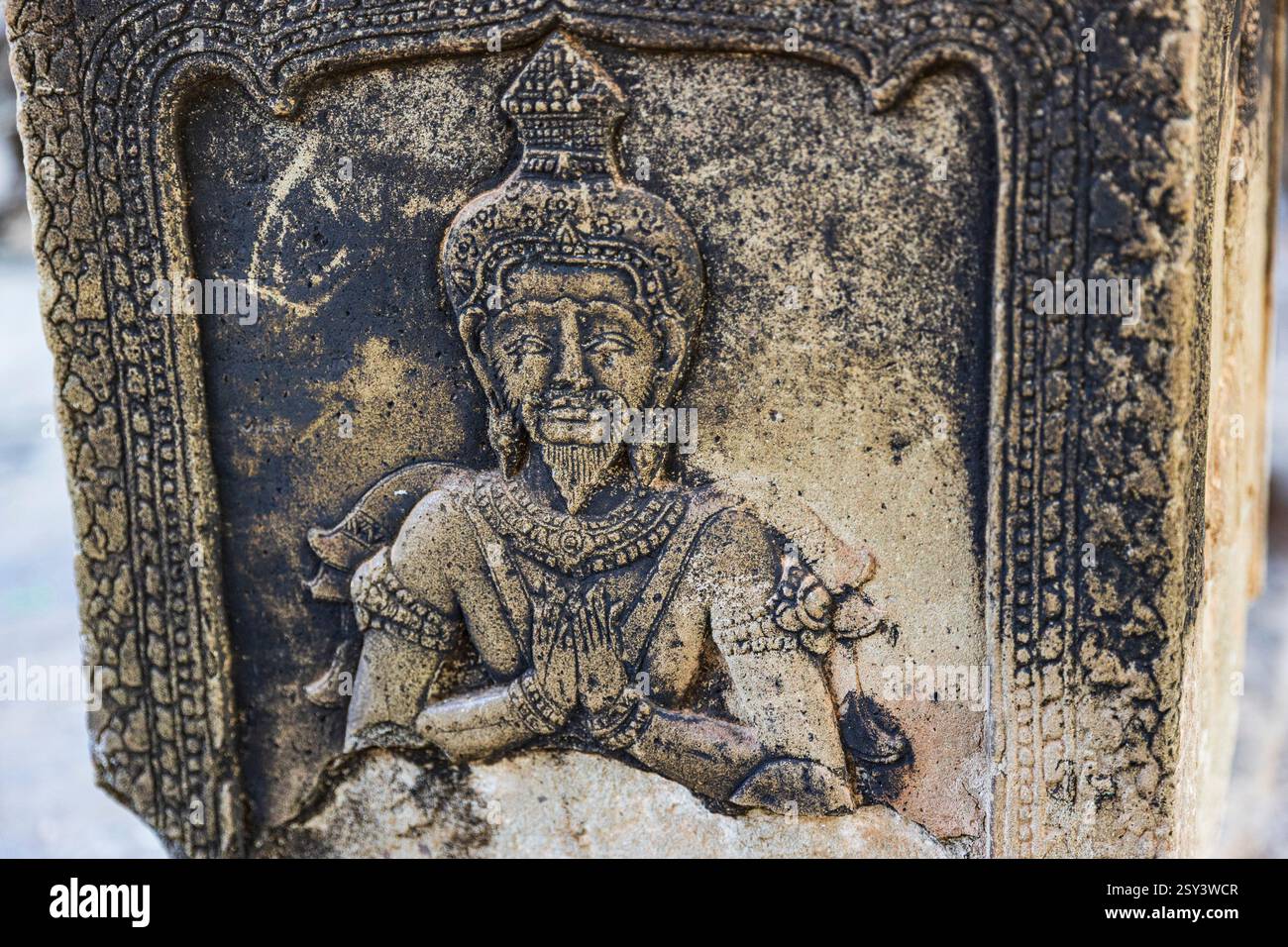 Intricate sculture in pietra di una figura Khmer ad Angkor Wat, il tempio più grande del mondo, Siem Reap, Cambogia, lunedì 18 novembre, 2024. Foto Stock