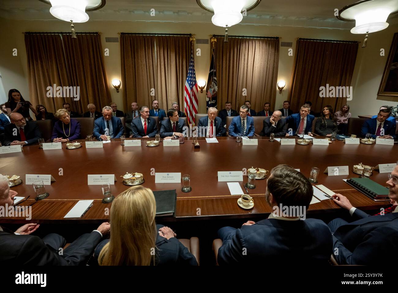 Il presidente Donald Trump tiene una riunione di gabinetto, mercoledì 26 febbraio 2025, nella sala del Gabinetto. (Foto ufficiale della Casa Bianca di Molly Riley) Foto Stock