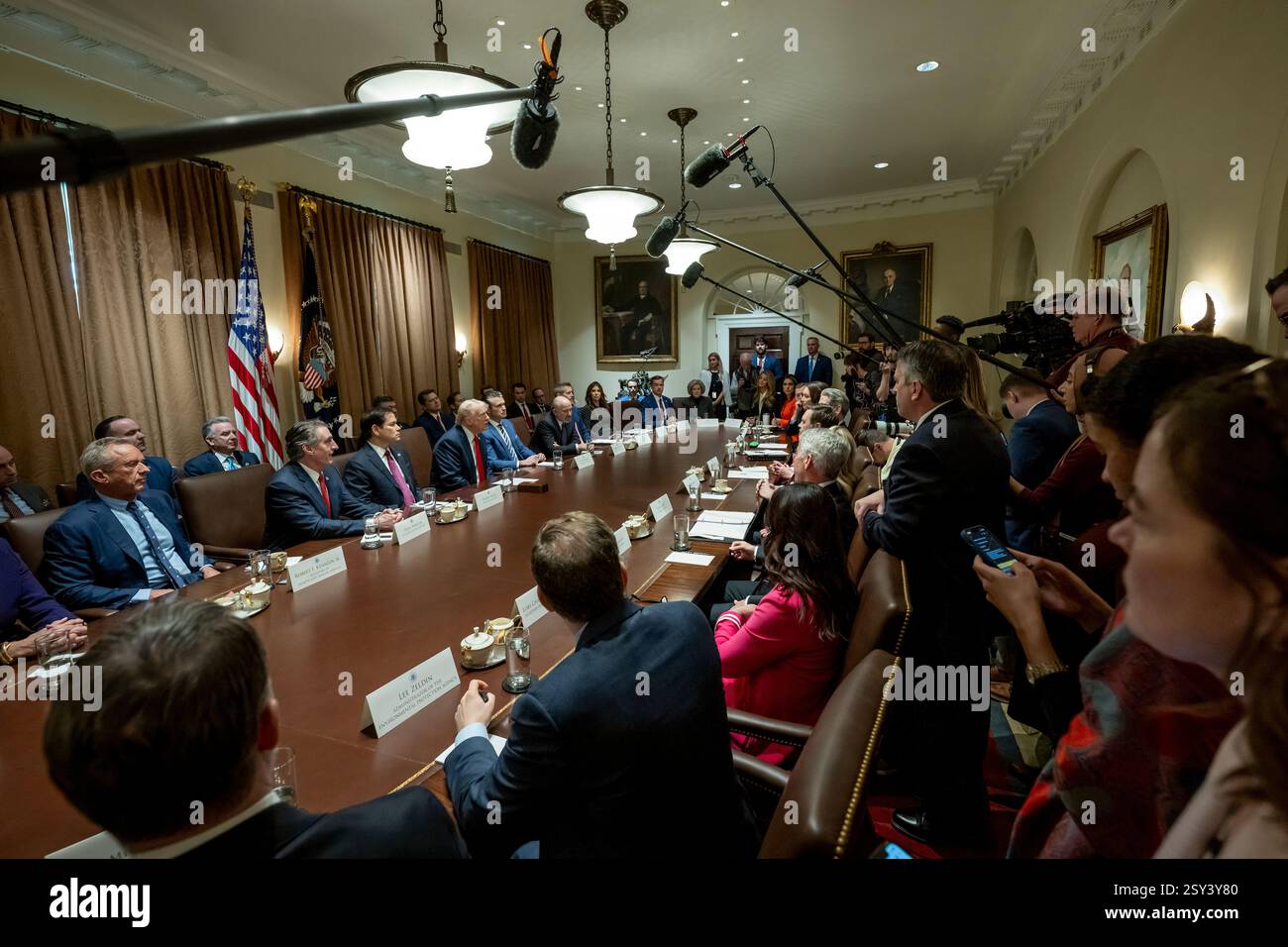 Il presidente Donald Trump tiene una riunione di gabinetto, mercoledì 26 febbraio 2025, nella sala del Gabinetto. (Foto ufficiale della Casa Bianca di Molly Riley) Foto Stock