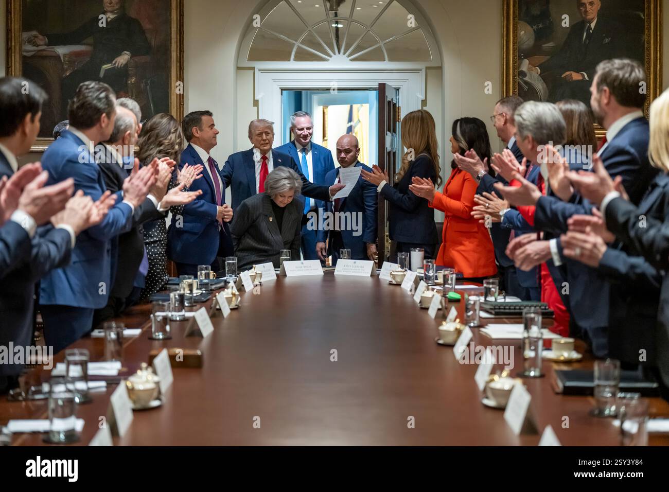 Il Presidente Donald Trump e il Vicepresidente JD Vance tengono una riunione di gabinetto, mercoledì 26 febbraio 2025, nella sala del Gabinetto. (Foto ufficiale della Casa Bianca di Emily J. Higgins) Foto Stock