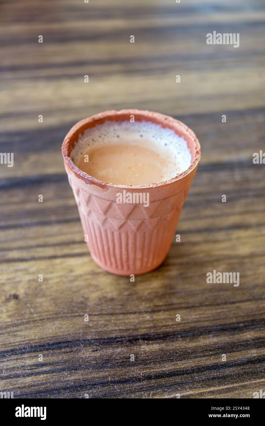 Tè indiano in una tradizionale tazza di argilla Foto Stock