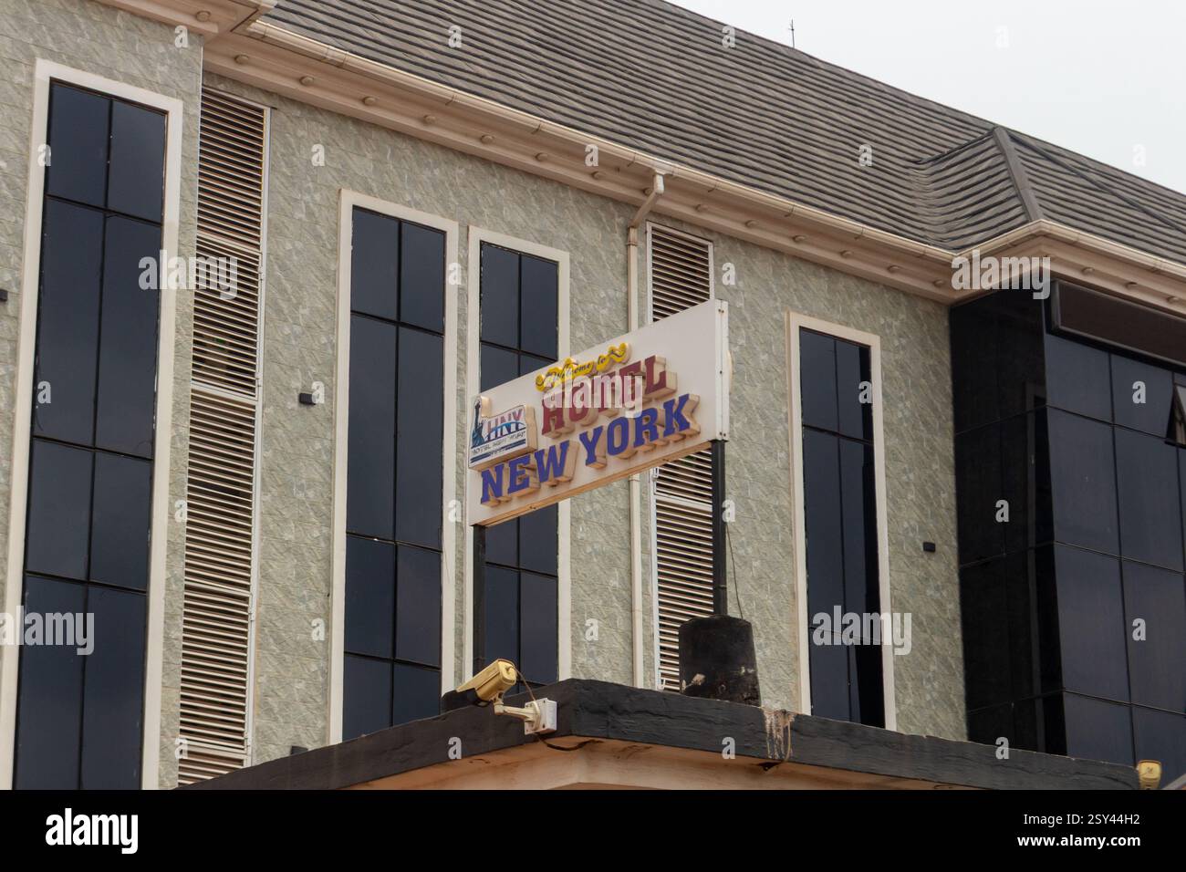 layout indipendente enugu, che mostra una combinazione di case commerciali e residenziali e viste delle strade che mostrano le persone Foto Stock