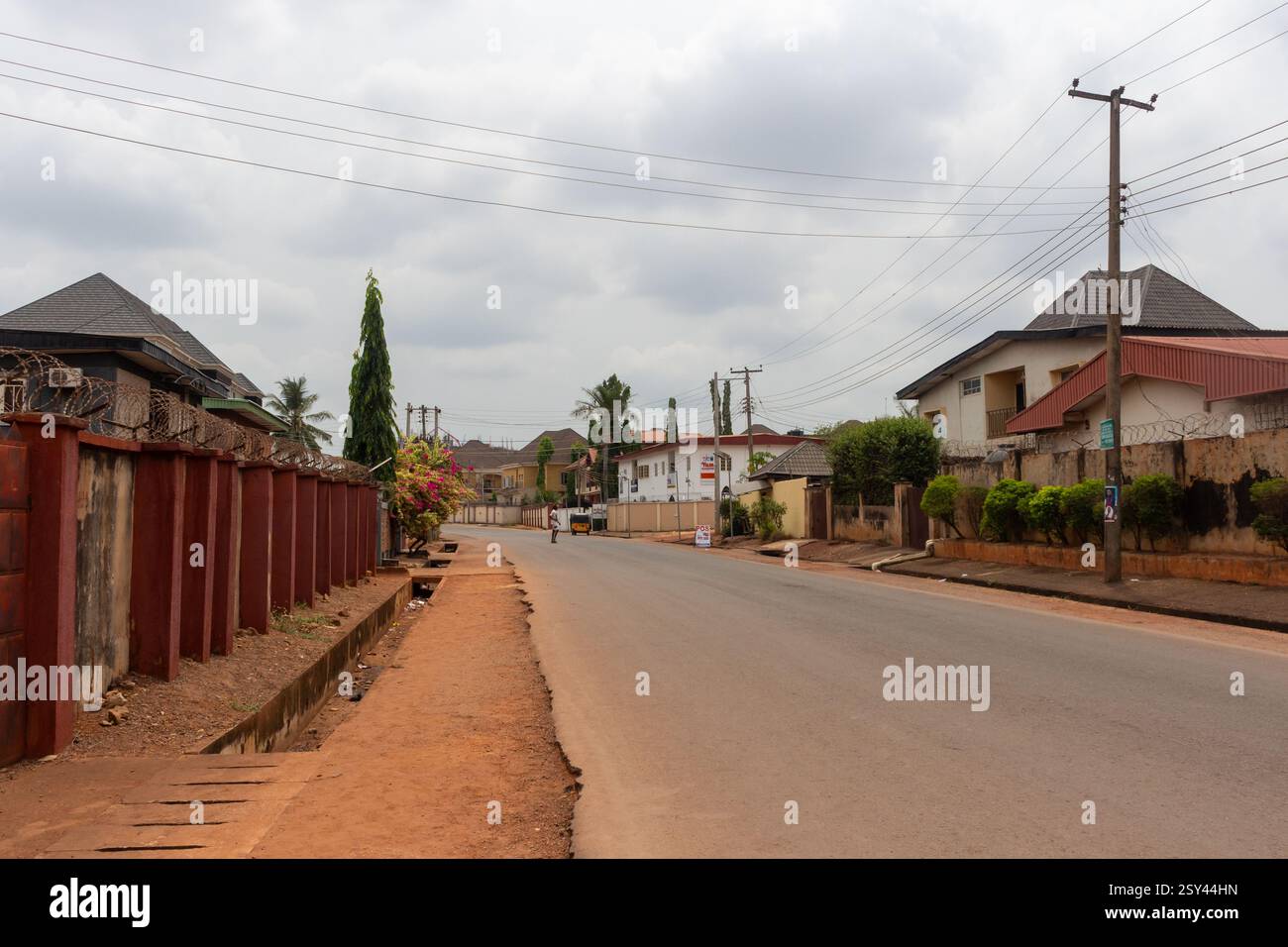 layout indipendente enugu, che mostra una combinazione di case commerciali e residenziali e viste delle strade che mostrano le persone Foto Stock