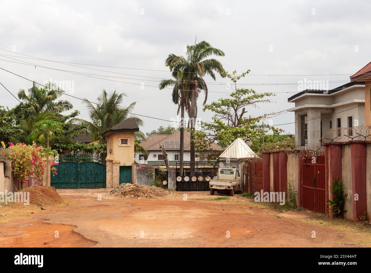 layout indipendente enugu, che mostra una combinazione di case commerciali e residenziali e viste delle strade che mostrano le persone Foto Stock