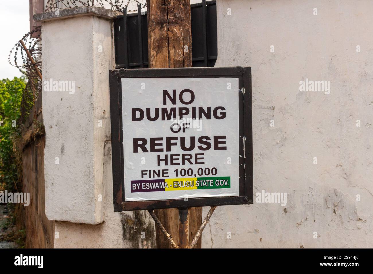 layout indipendente enugu, che mostra una combinazione di case commerciali e residenziali e viste delle strade che mostrano le persone Foto Stock