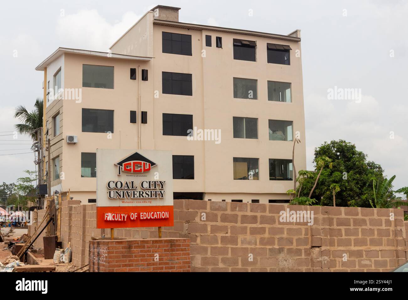 layout indipendente enugu, che mostra una combinazione di case commerciali e residenziali e viste delle strade che mostrano le persone Foto Stock