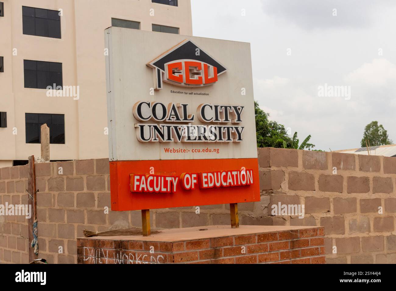 layout indipendente enugu, che mostra una combinazione di case commerciali e residenziali e viste delle strade che mostrano le persone Foto Stock