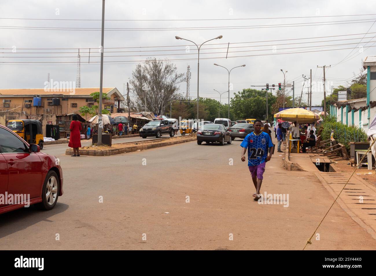 layout indipendente enugu, che mostra una combinazione di case commerciali e residenziali e viste delle strade che mostrano le persone Foto Stock