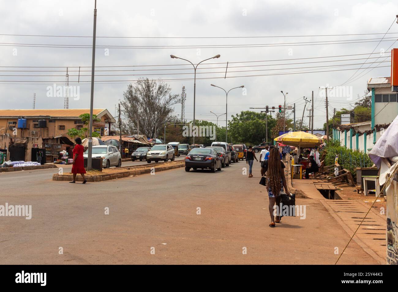 layout indipendente enugu, che mostra una combinazione di case commerciali e residenziali e viste delle strade che mostrano le persone Foto Stock