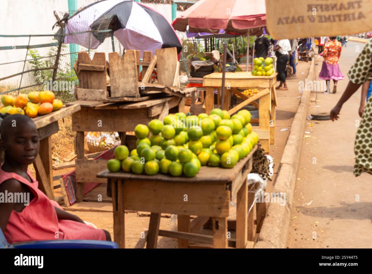 layout indipendente enugu, che mostra una combinazione di case commerciali e residenziali e viste delle strade che mostrano le persone Foto Stock