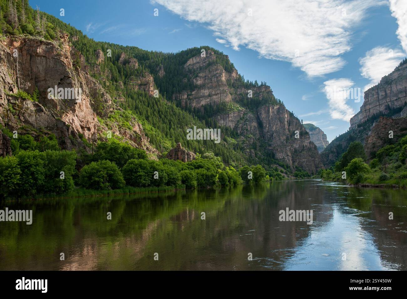 Glenwood Canyon, dove il fiume Colorado ha attraversato le Montagne Rocciose. Come si vede dal sentiero per il lago Hanging. Foto Stock