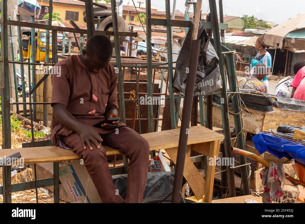 layout indipendente enugu, che mostra una combinazione di case commerciali e residenziali e viste delle strade che mostrano le persone Foto Stock
