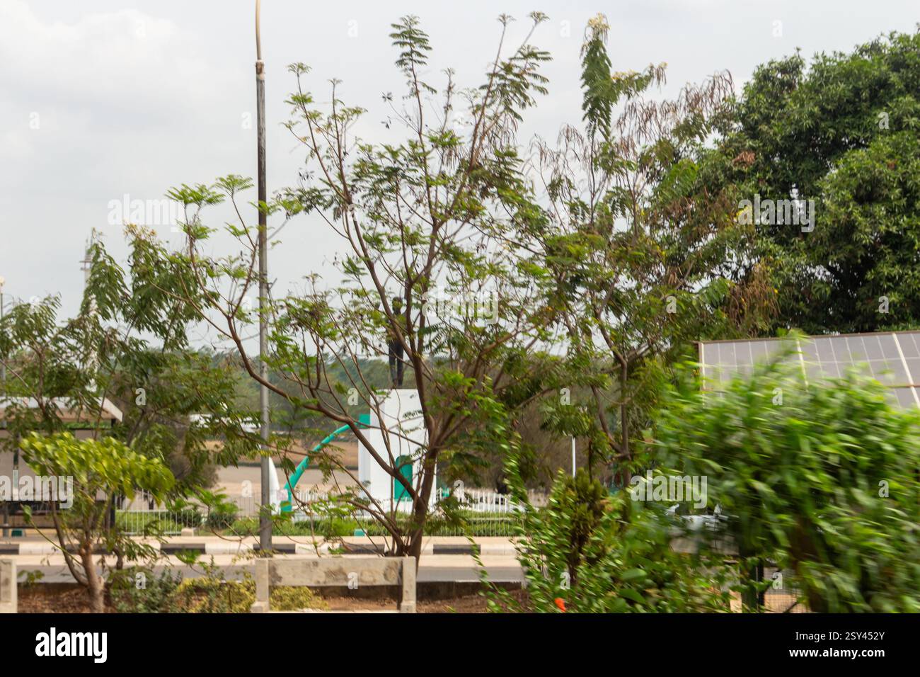 layout indipendente enugu, che mostra una combinazione di case commerciali e residenziali e viste delle strade che mostrano le persone Foto Stock
