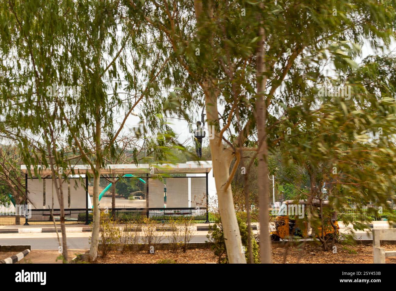 layout indipendente enugu, che mostra una combinazione di case commerciali e residenziali e viste delle strade che mostrano le persone Foto Stock