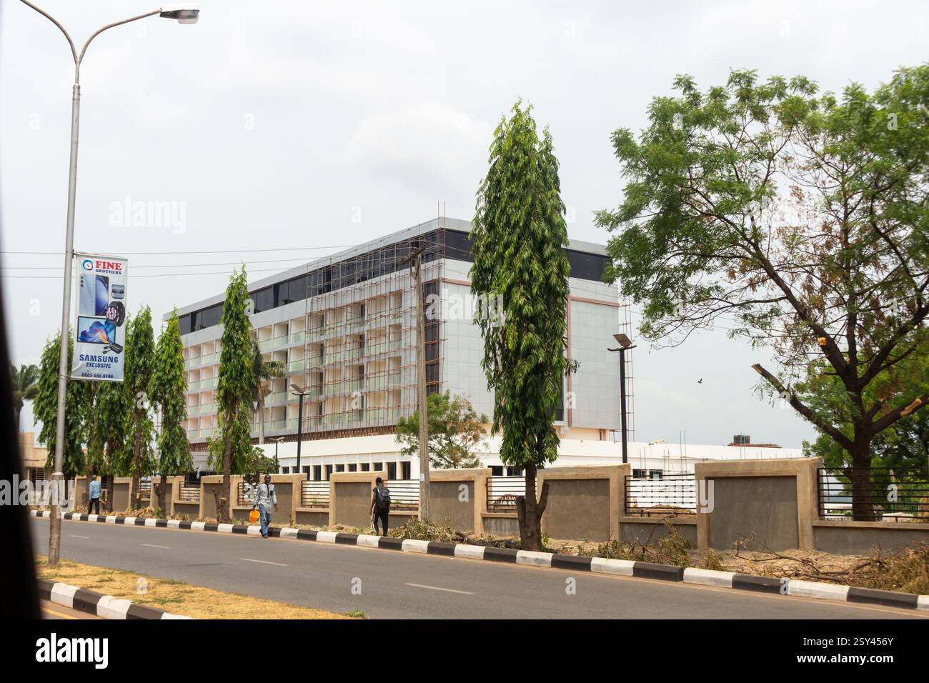 Presidential Hotel Enugu Street view in fase di ristrutturazione, Nigeria, in evidenza costruzione, sviluppo urbano, architettura, turismo e ospitalità Foto Stock