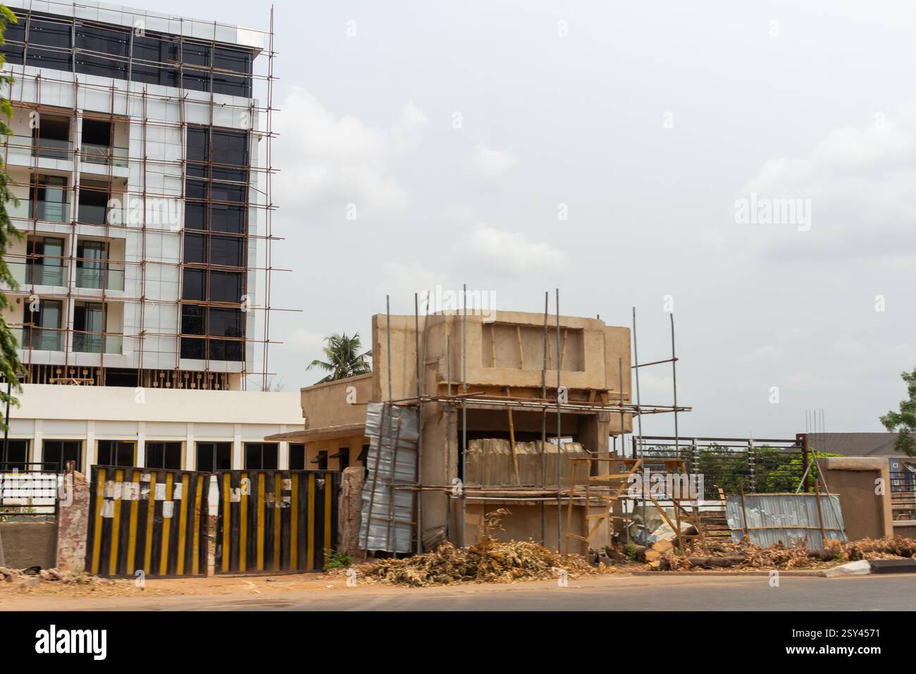 Presidential Hotel Enugu Street view in fase di ristrutturazione, Nigeria, in evidenza costruzione, sviluppo urbano, architettura, turismo e ospitalità Foto Stock