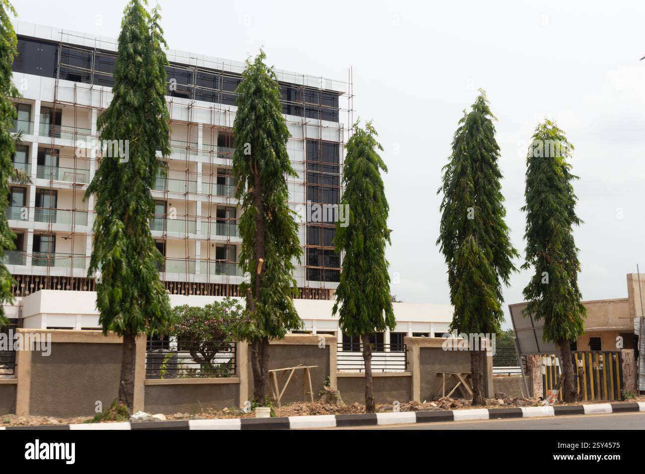 Presidential Hotel Enugu Street view in fase di ristrutturazione, Nigeria, in evidenza costruzione, sviluppo urbano, architettura, turismo e ospitalità Foto Stock