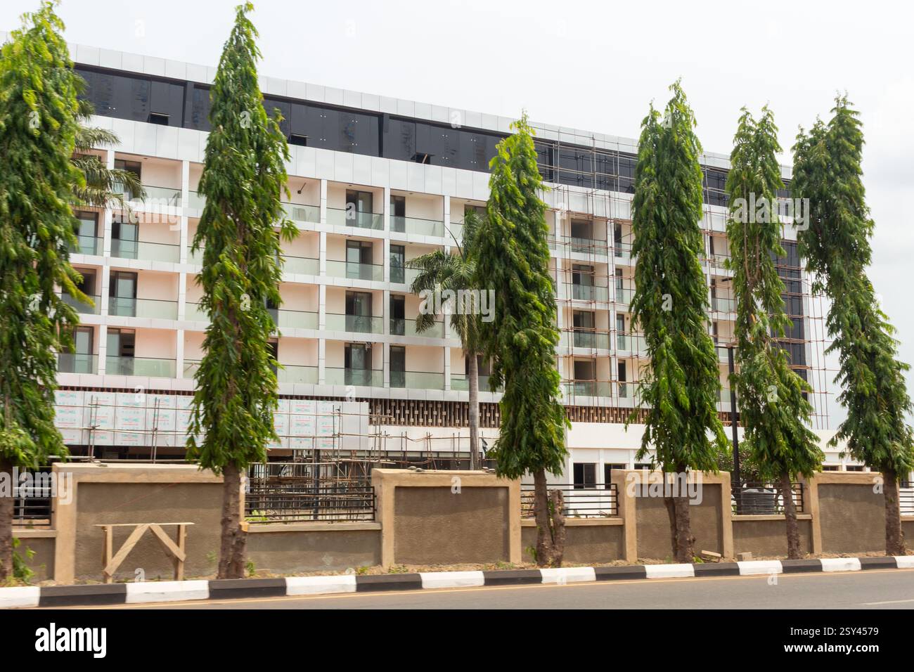 Presidential Hotel Enugu Street view in fase di ristrutturazione, Nigeria, in evidenza costruzione, sviluppo urbano, architettura, turismo e ospitalità Foto Stock