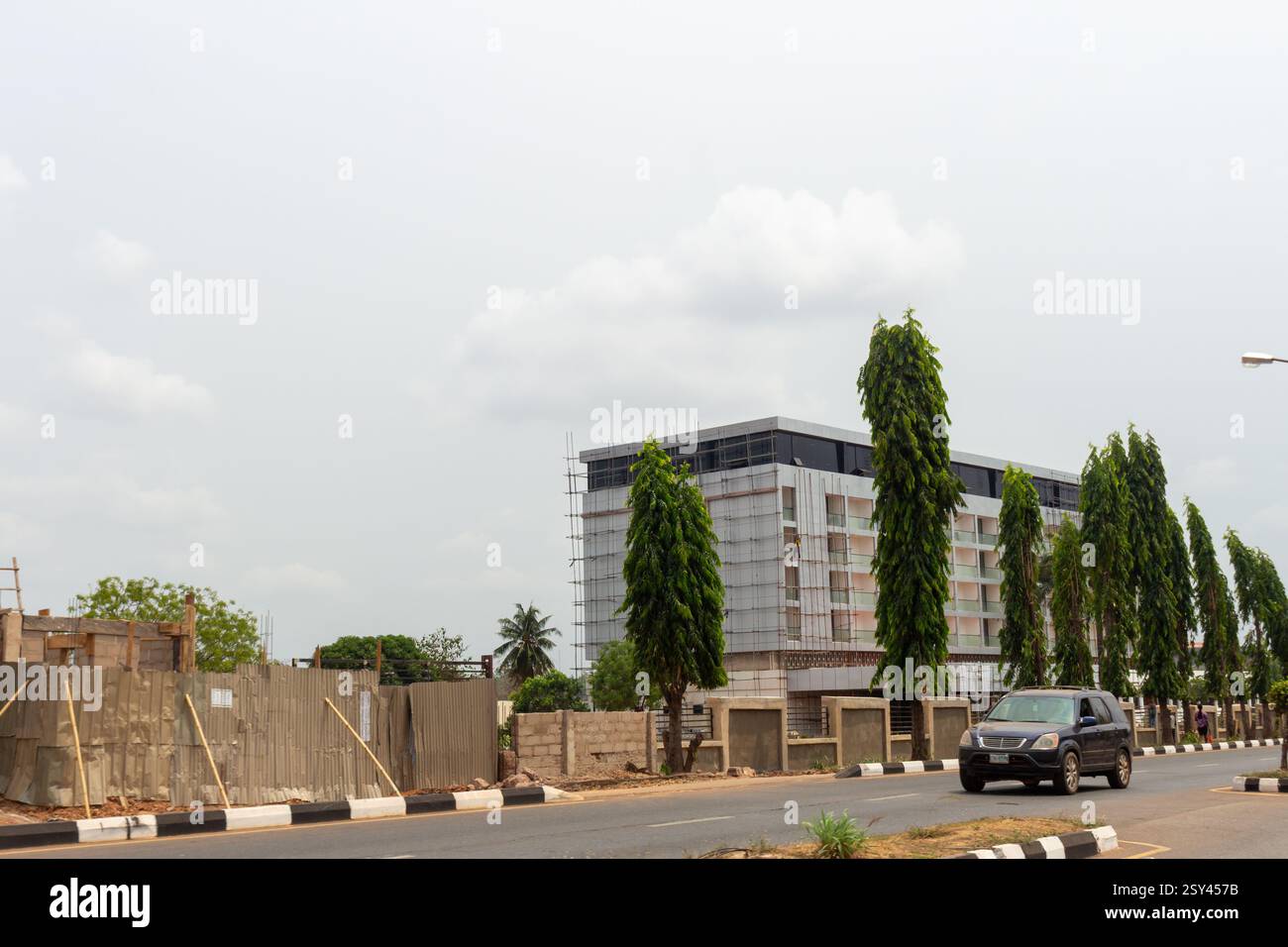 Presidential Hotel Enugu Street view in fase di ristrutturazione, Nigeria, in evidenza costruzione, sviluppo urbano, architettura, turismo e ospitalità Foto Stock