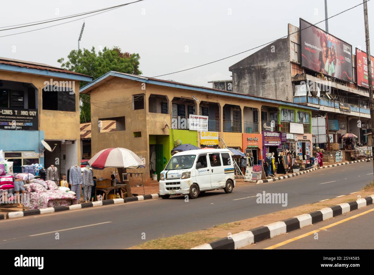 Okpara Avenue Enugu Street view con edifici, strade asfaltate, segnaletica stradale e veicoli, paesaggio urbano della Nigeria illustrazione di infrastrutture Foto Stock