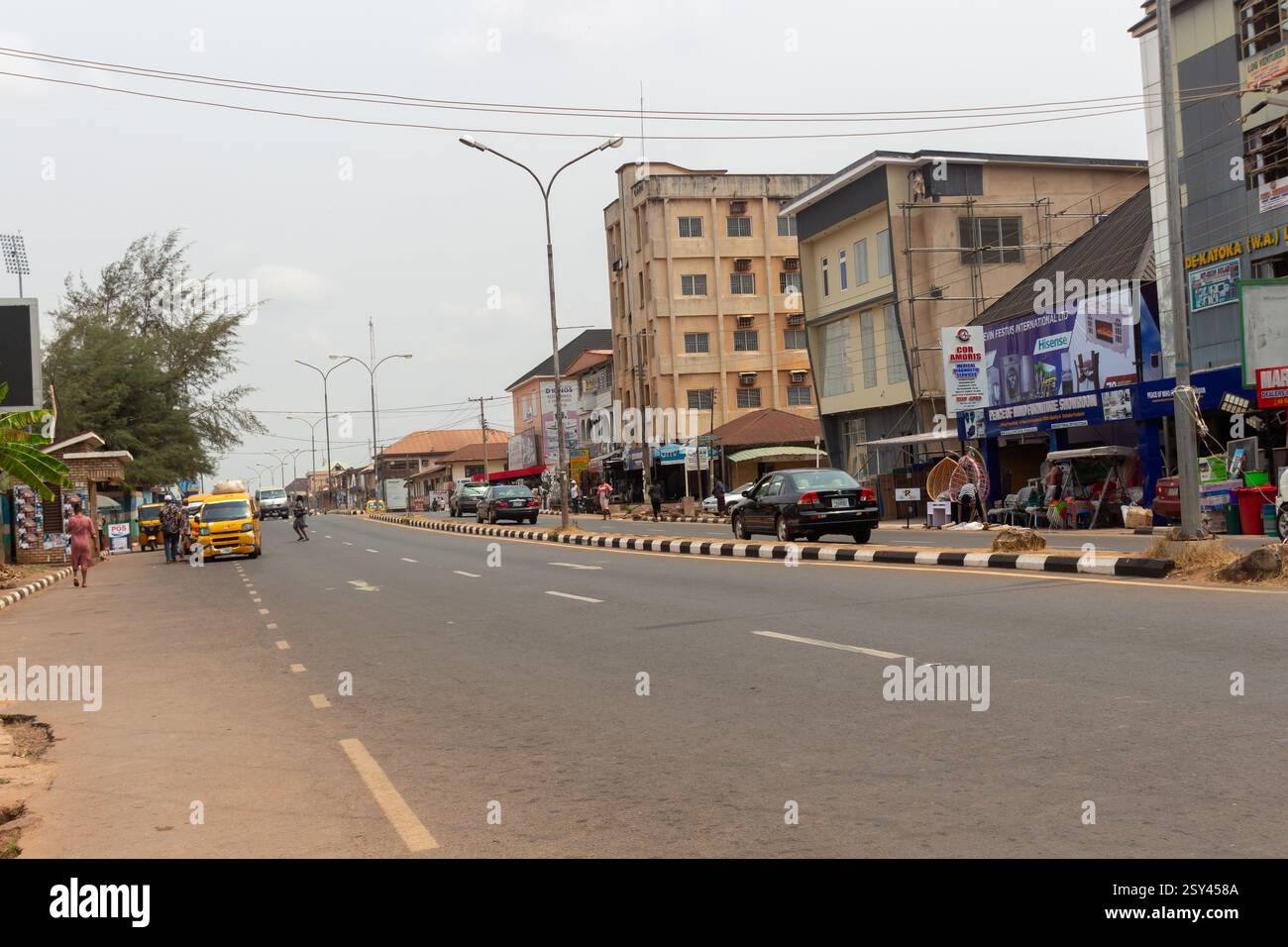 Okpara Avenue Enugu Street view con edifici, strade asfaltate, segnaletica stradale e veicoli, paesaggio urbano della Nigeria illustrazione di infrastrutture Foto Stock