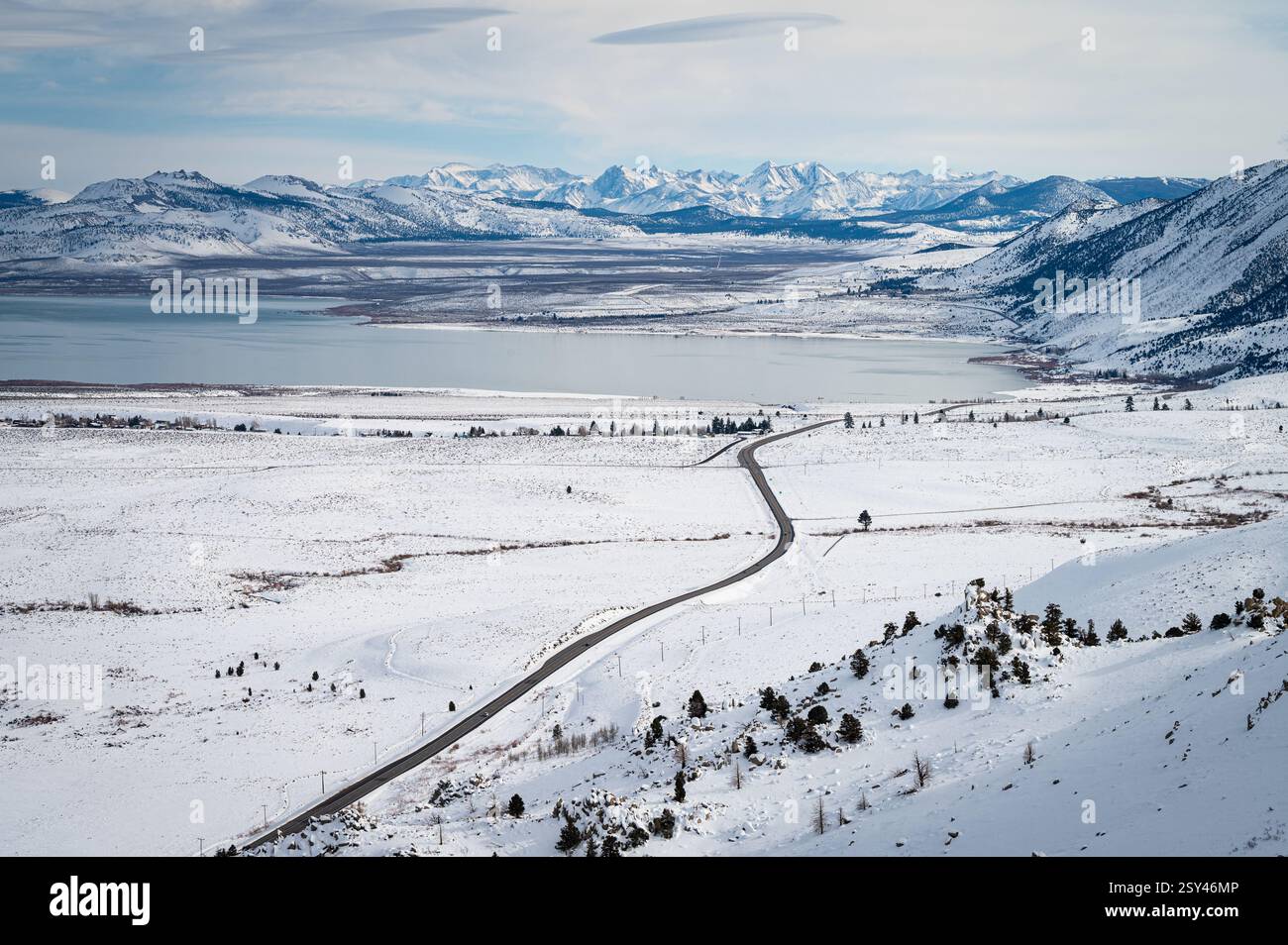 vista a sud del lago Mono, California, in inverno con l'autostrada 395 e le montagne della Sierra Orientale. Foto Stock