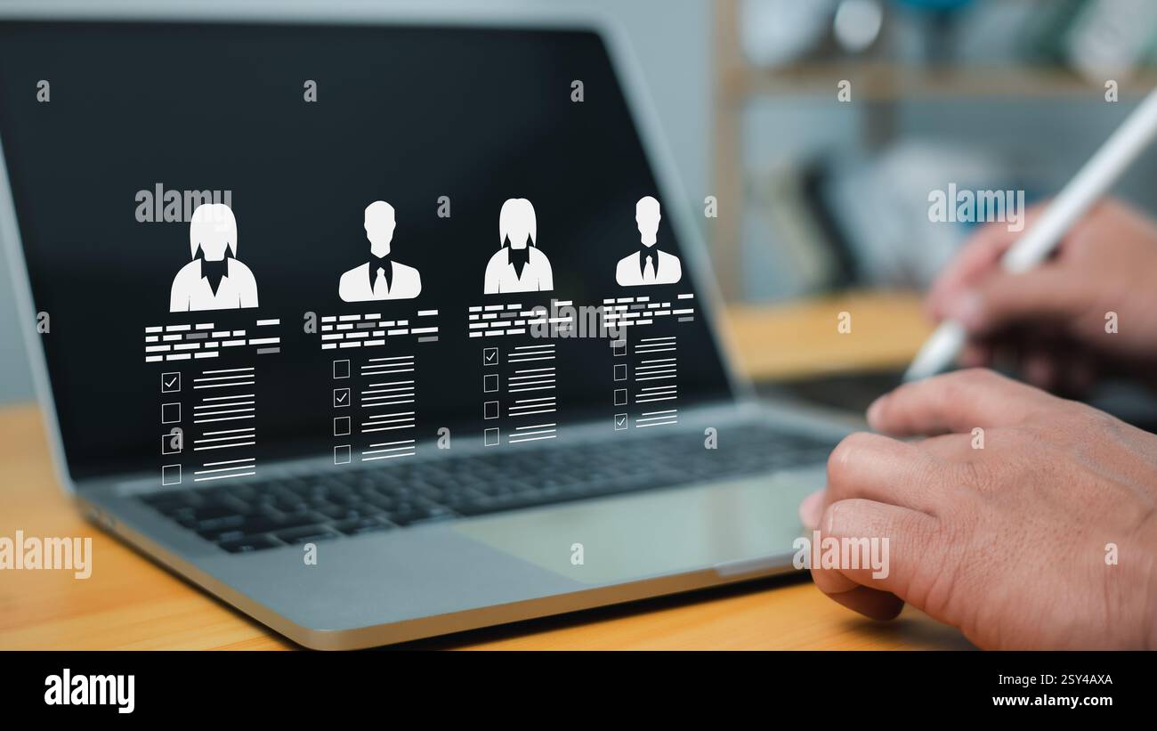 Liste di controllo per le risorse umane del sistema di gestione dei dati aziendali dei dipendenti e del sistema di gestione dei documenti con privacy dei dipendenti, Human using laptop with personal inf Foto Stock