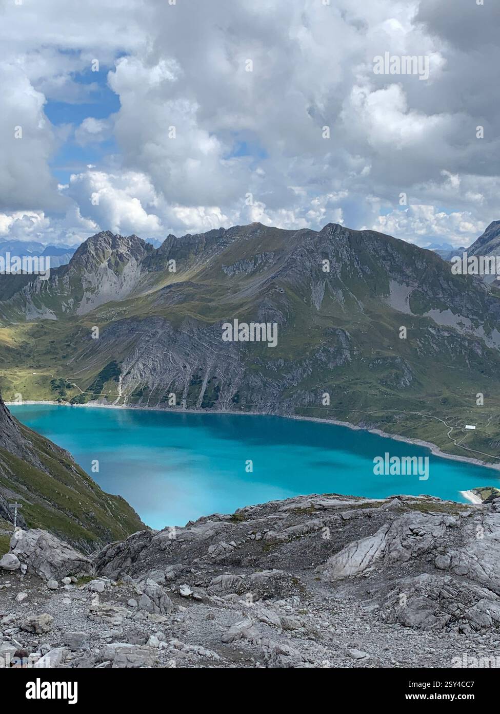 Sentiero per 4 laghi in Svizzera - Immagine stock catturata con smartphone Sentiero per 4 laghi in Svizzera - Immagine stock catturata con smartphone