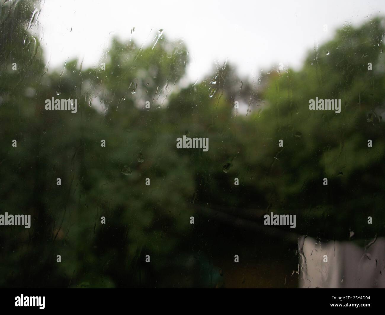 Acqua piovana su una finestra Foto Stock