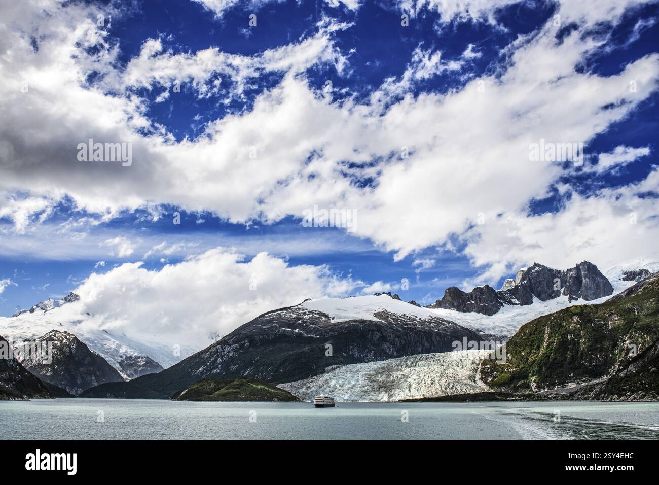 Nave da crociera Stella Australis ancorata di fronte al ghiacciaio Pia, Cordillera Darwin, estensione nord-est del canale di Beagle, Tierra del Fuego, Tierra Foto Stock