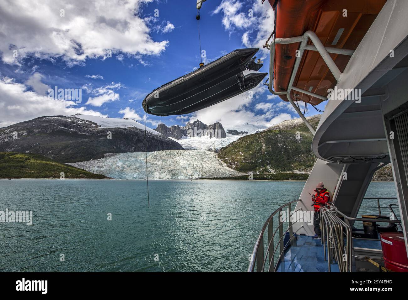 Escursione in Zodiac dalla nave da crociera Ventus Australis al ghiacciaio Porter, Cordillera Darwin, estensione nord-est del canale di Beagle, Tierra Foto Stock