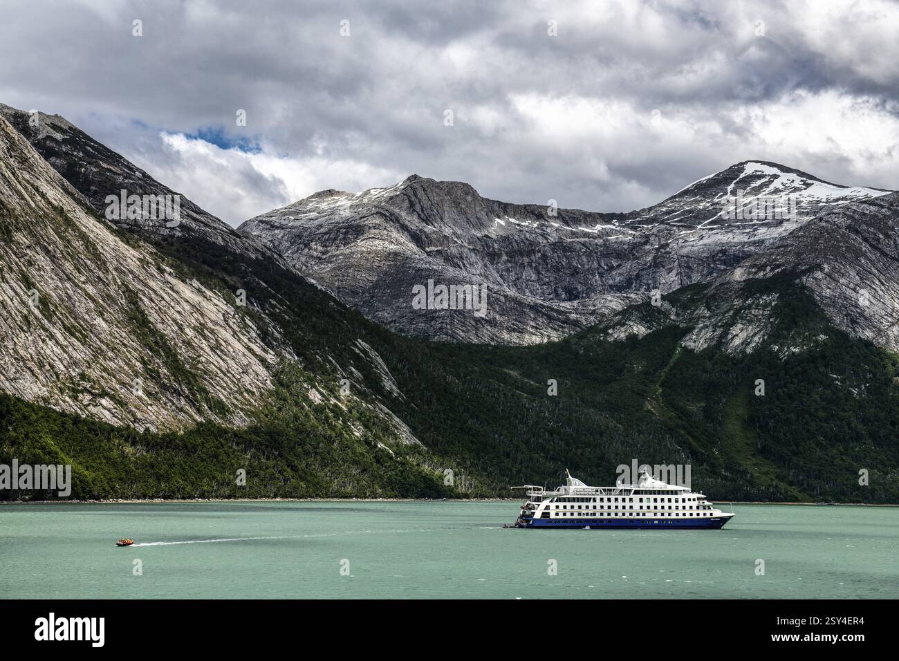 Escursione in Zodiac dalla nave da crociera Ventus Australis al ghiacciaio Pia, Cordillera Darwin, ai piedi nord-est del canale di Beagle, Tierra de Foto Stock