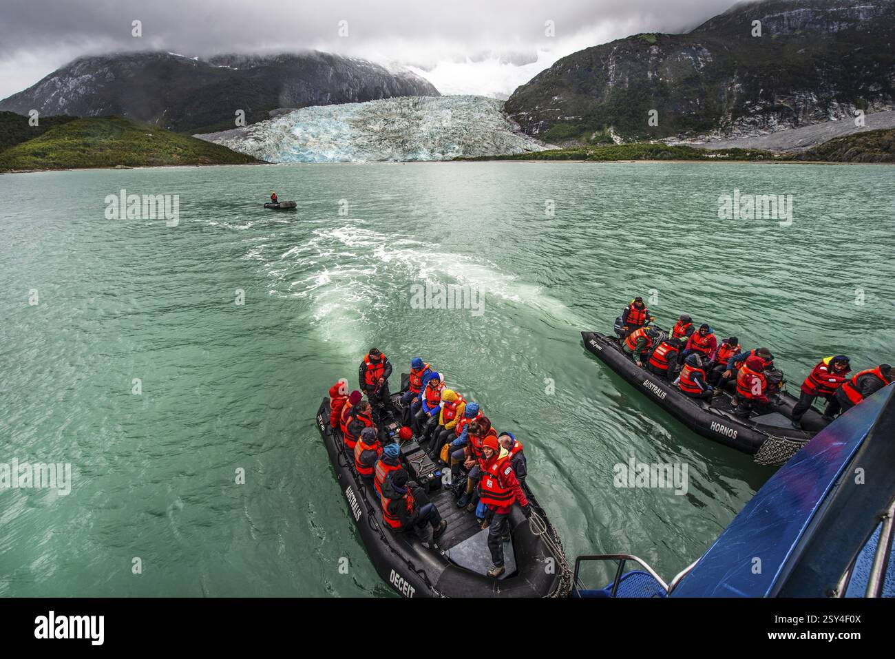Escursione in Zodiac dalla nave da crociera Ventus Australis al ghiacciaio Porter, Cordillera Darwin, estensione nord-est del canale di Beagle, Tierra Foto Stock