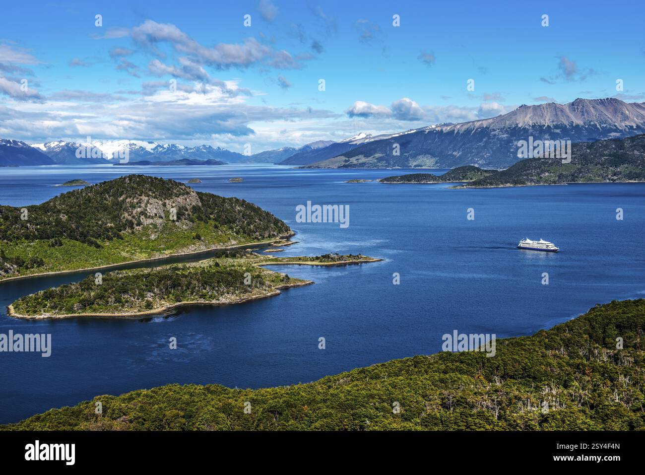 Nave da crociera Ventus Australis a Wulaia Bay, Beagle Street, Ushuaia, Tierra del Fuego, Patagonia, Argentina, Sud America Foto Stock