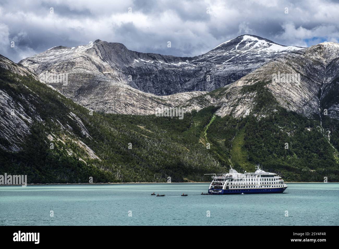 Escursione in Zodiac dalla nave da crociera Ventus Australis al ghiacciaio Pia, Cordillera Darwin, ai piedi nord-est del canale di Beagle, Tierra de Foto Stock