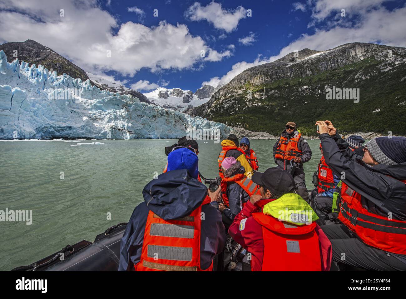 Escursione in Zodiac dalla nave da crociera Ventus Australis al ghiacciaio Porter, Cordillera Darwin, estensione nord-est del canale di Beagle, Tierra Foto Stock