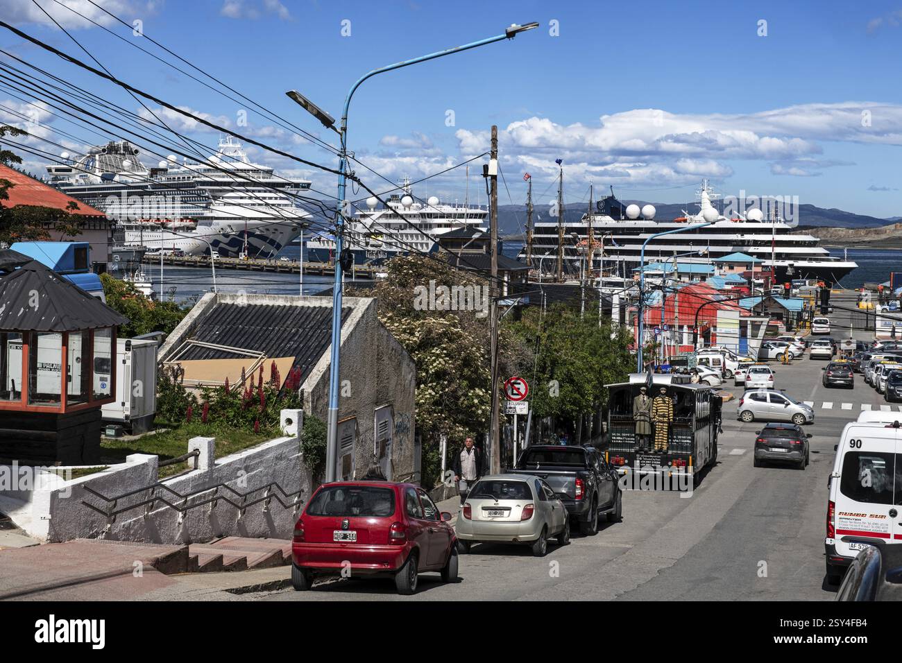 Vista sulla città fino al porto di Ushuaia, Argentina, Sud America Foto Stock