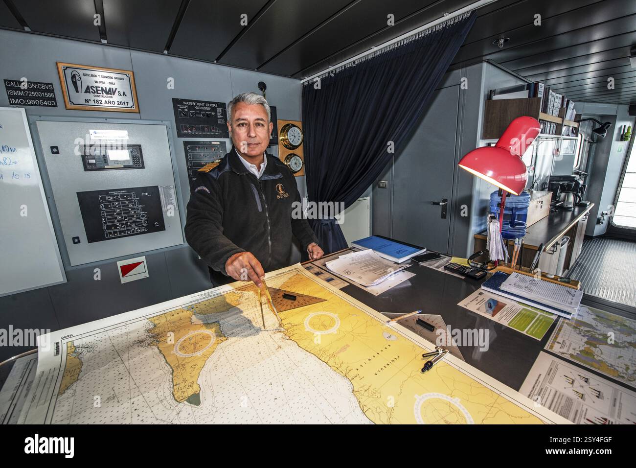 Alfredo Navarro, capitano della nave da crociera Ventus Australis Foto Stock