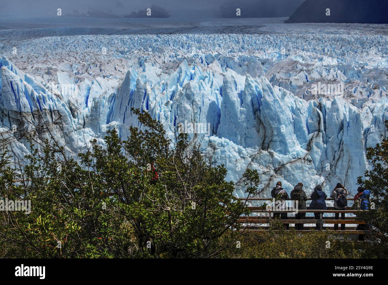 Turisti su sentieri in legno che fotografano il ghiacciaio Perito Moreno, la lingua del ghiacciaio, il Glacier Break, il parco nazionale Los Glaciares, Santa Cruz, Patago Foto Stock
