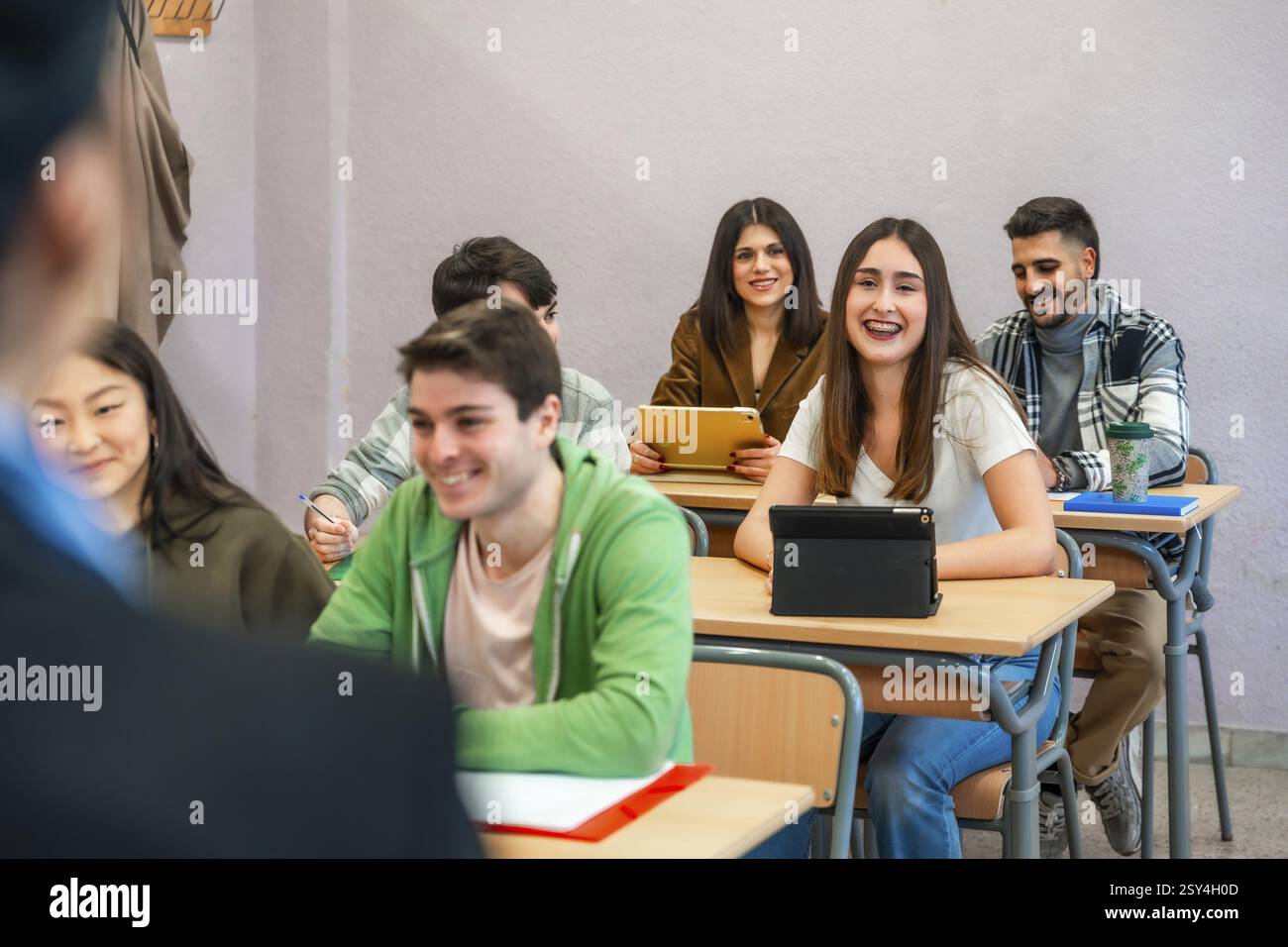 Studenti universitari multietnici che frequentano una lezione e utilizzano tablet digitali, godendo di attività didattiche e accademiche Foto Stock