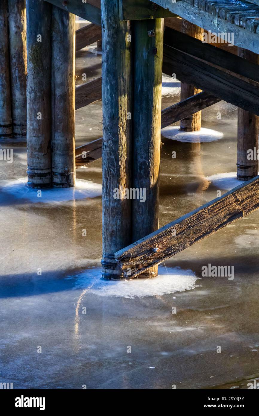 Le ombre si estendono attraverso il silenzio ghiacciato, dove il tempo si sente sospeso, come un lontano ricordo inciso nel ghiaccio Foto Stock