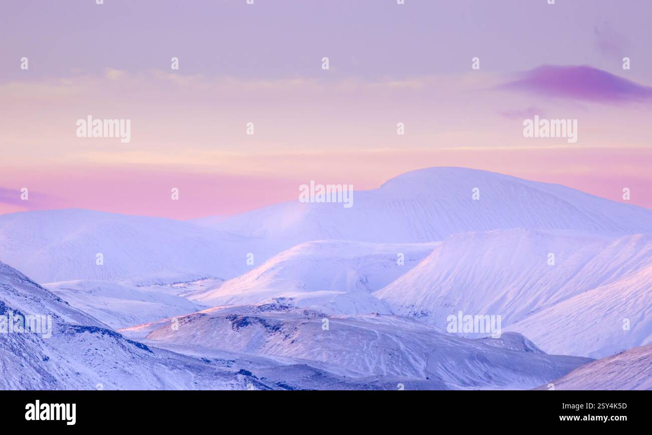Tramonto sulle montagne delle Highlands in Islanda in una fredda giornata invernale con splendidi colori nel cielo Foto Stock Tramonto sulle montagne delle Highlands in Islanda in una fredda giornata invernale con splendidi colori nel cielo Foto Stock