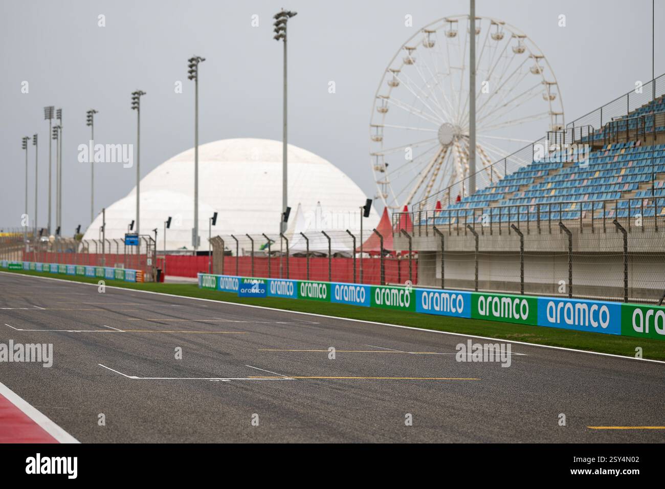BAHRAIN, BAHRAIN - FEBBRAIO 27: Vista generale del rettilineo di partenza durante il secondo giorno dei test di F1 al Bahrain International Circuit il 27 febbraio 2025 in Bahrain, Bahrain. (Foto di Qian Jun/Alamy Live News) Foto Stock