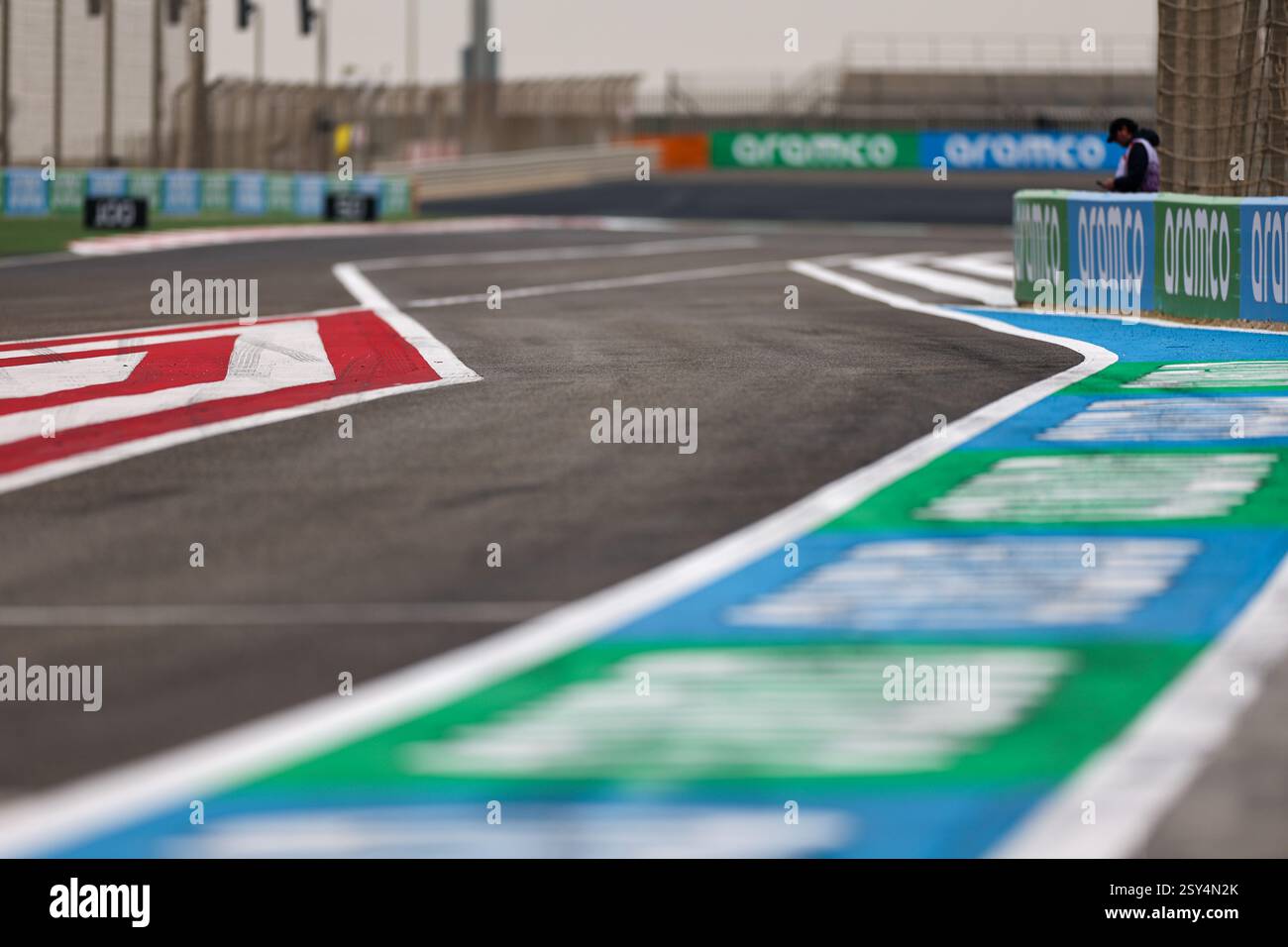 BAHREIN, BAHREIN - FEBBRAIO 27: Vista generale dell'uscita Pit durante il secondo giorno dei test di F1 al Bahrain International Circuit il 27 febbraio 2025 in Bahrein, Bahrein. (Foto di Qian Jun/Alamy Live News) Foto Stock
