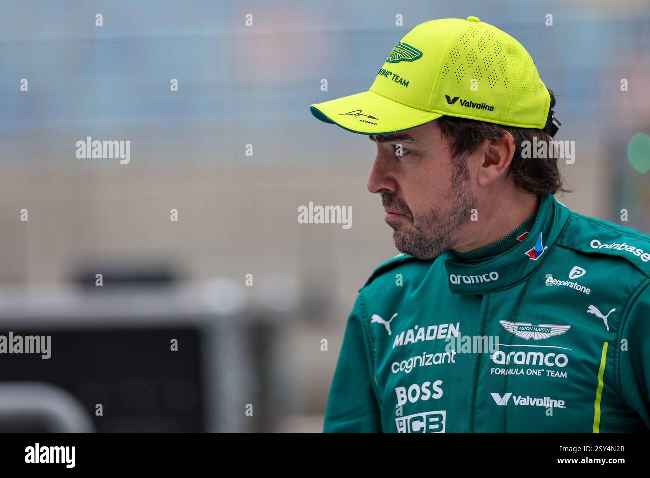 BAHREIN, BAHREIN - FEBBRAIO 27: Fernando Alonso spagnolo e il team Aston Martin Aramco F1 nella pit-Lane durante il secondo giorno dei test di F1 al Bahrain International Circuit il 27 febbraio 2025 in Bahrain, Bahrein. (Foto di Qian Jun/Alamy Live News) Foto Stock